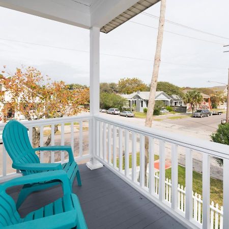 Beautiful Two-Story In Central Galveston, Short Walk To Beach, Near Downtown! | Seas The Breezeヴィラ エクステリア 写真