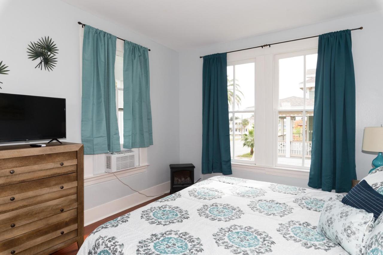 Beautiful Two-Story In Central Galveston, Short Walk To Beach, Near Downtown! | Seas The Breezeヴィラ エクステリア 写真